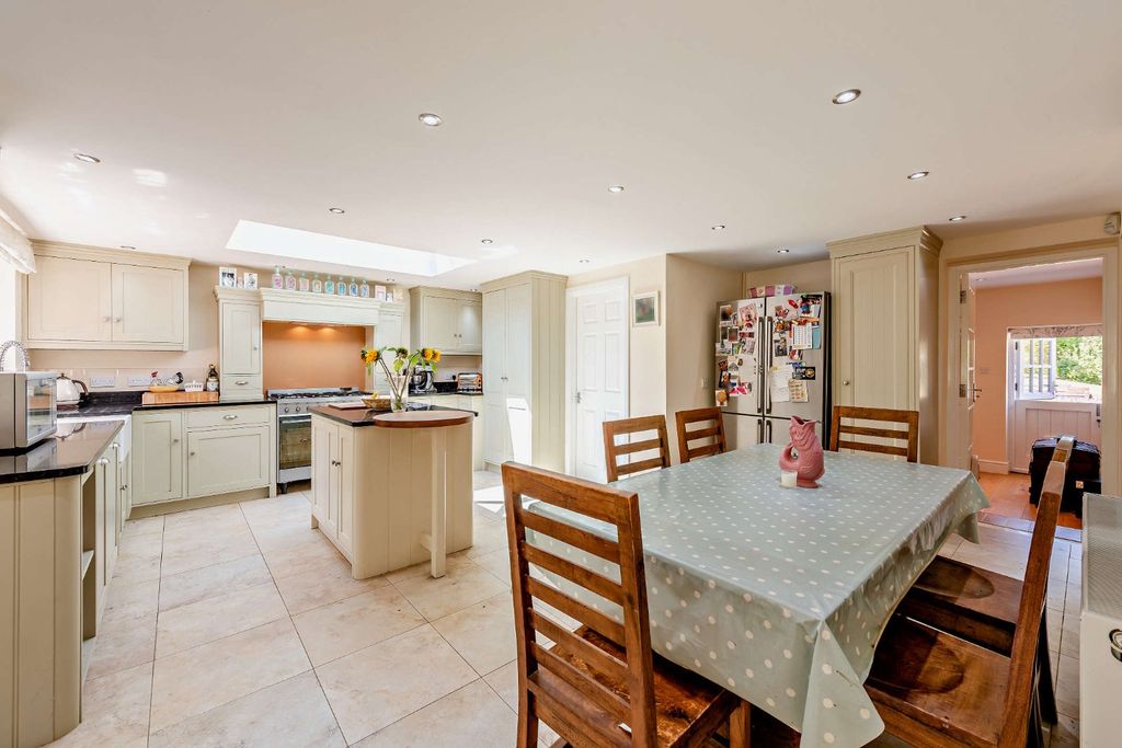 Property photo 3 of 17 Kitchen/Breakfast