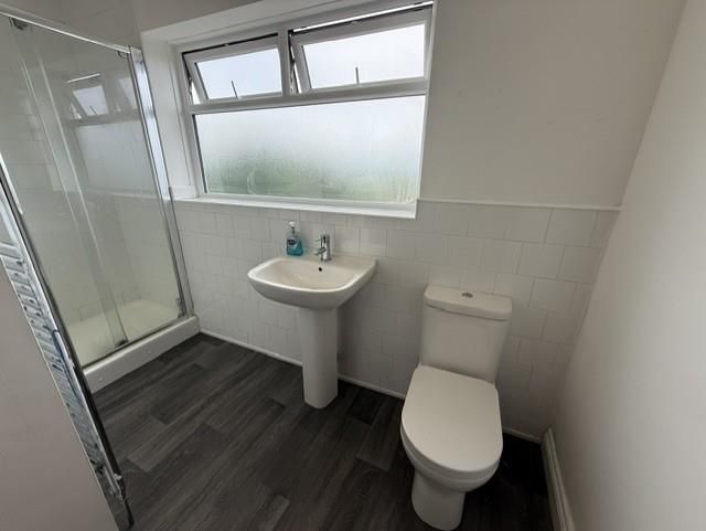 Property photo 3 of 9 Bathroom