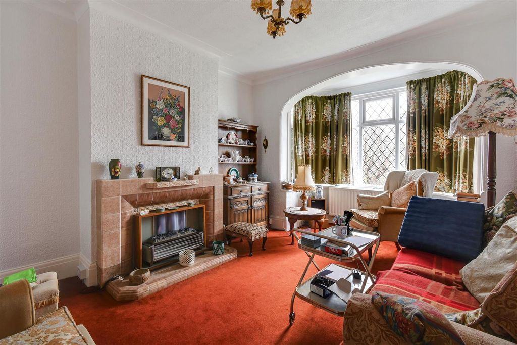 Property photo 2 of 12 Lounge