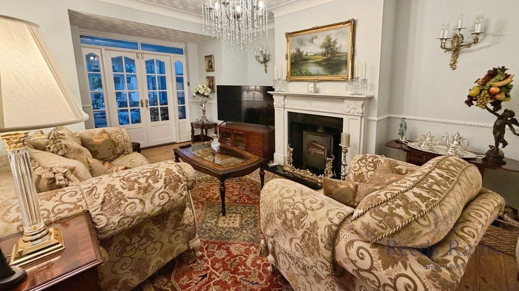 Property photo 2 of 22 Living Room