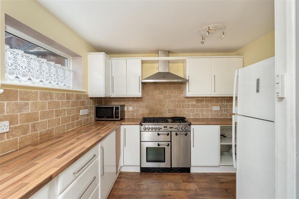 Property photo 3 of 12 33 Broome Way, Banbury-6.Jpg