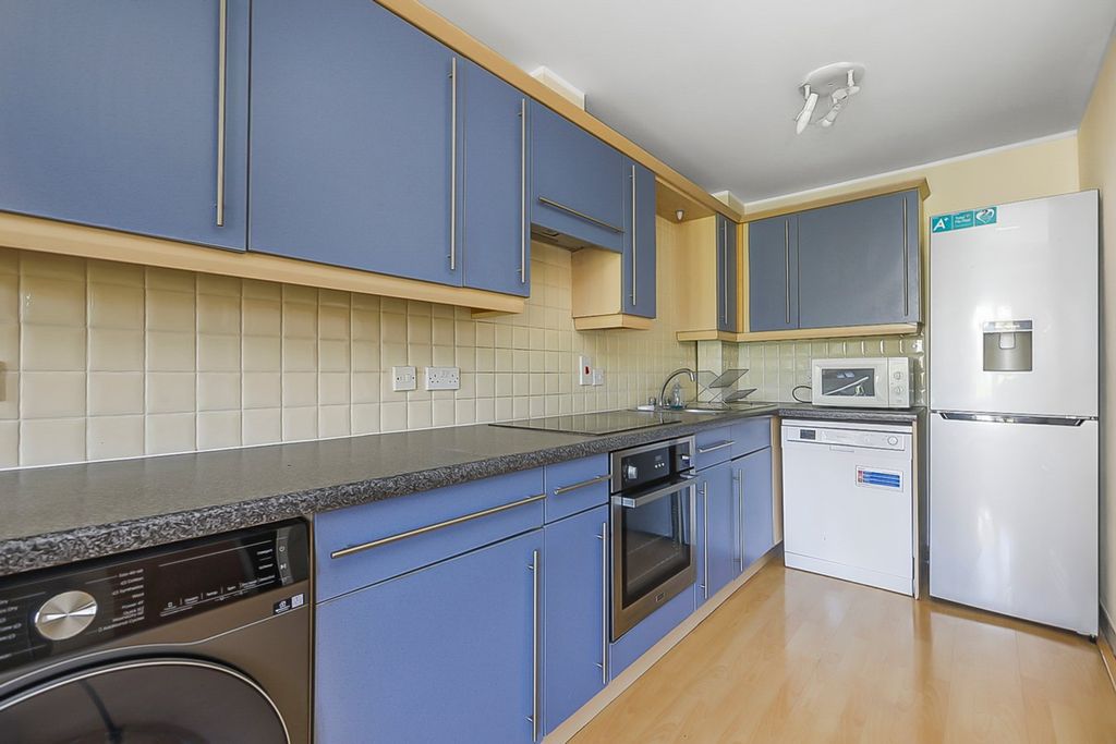 Property photo 3 of 10 Kitchen