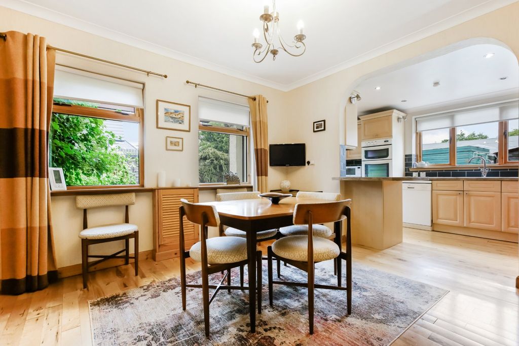 Property photo 3 of 17 Dining/Kitchen