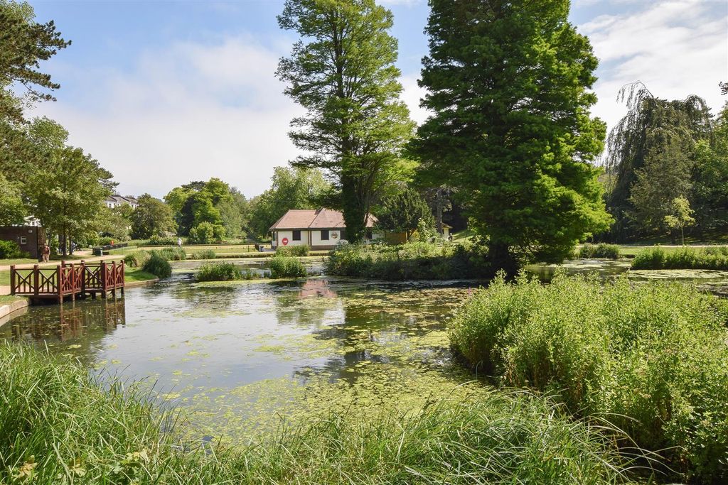 Property photo 3 of 15 Alexandra Park