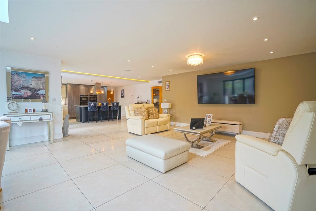 Property photo 2 of 37 Picture No. 33