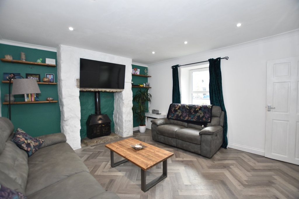 Property photo 3 of 16 Lounge