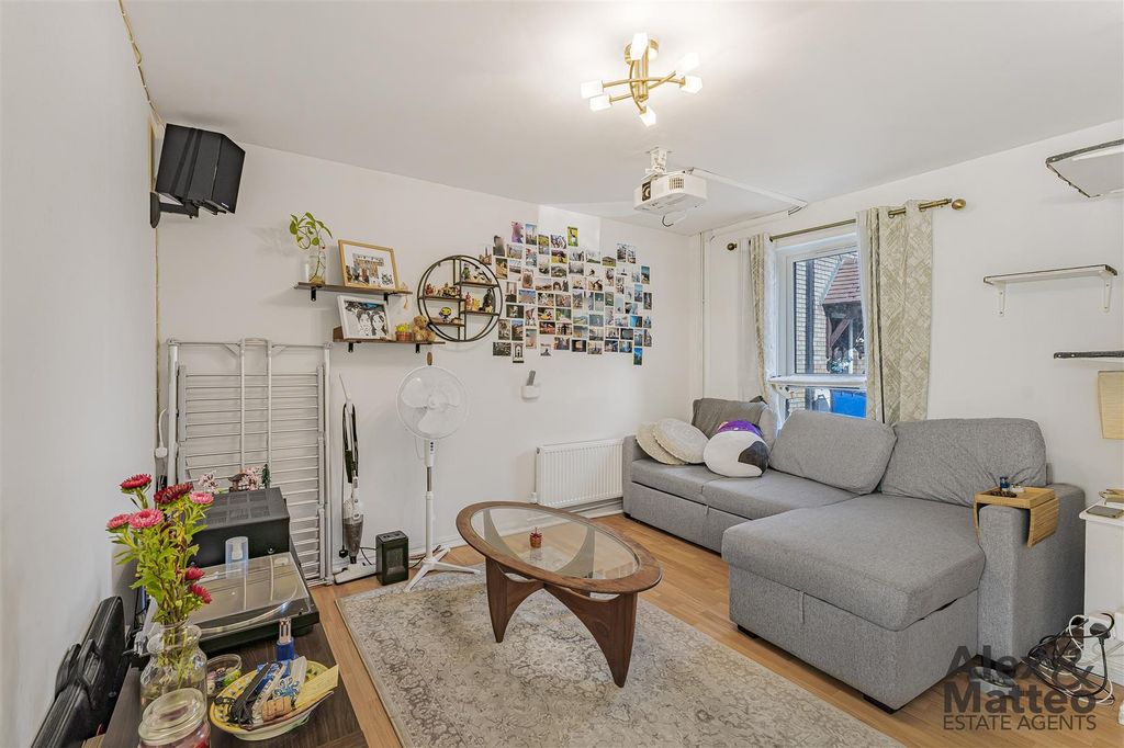 Property photo 2 of 15 Strathnairn Street