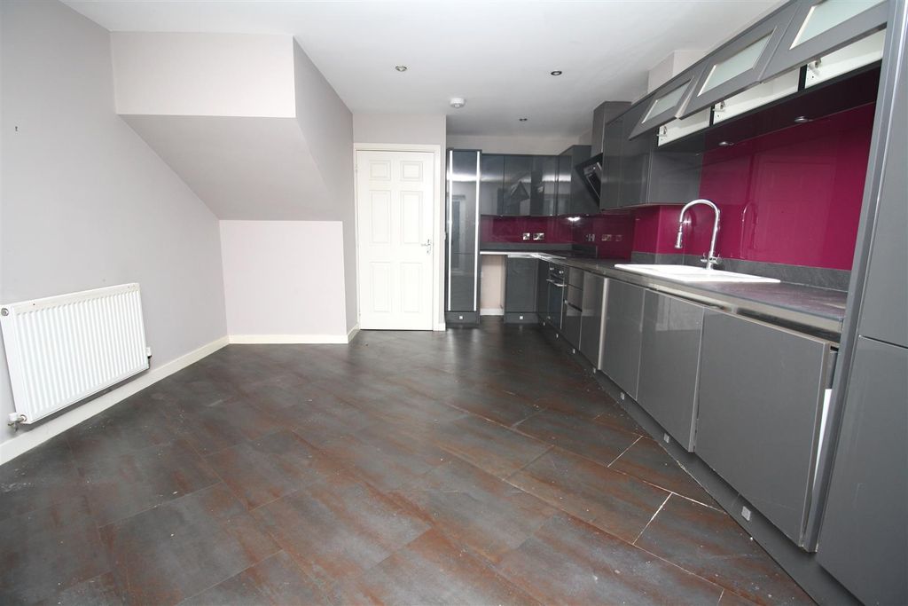 Property photo 3 of 19 Kitchen