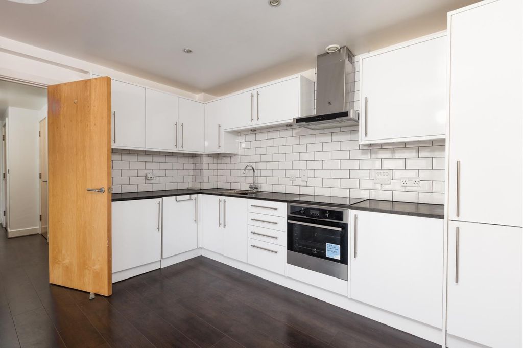 Property photo 3 of 17 Flat 100, Hamilton Court, Bs2-12.Jpg