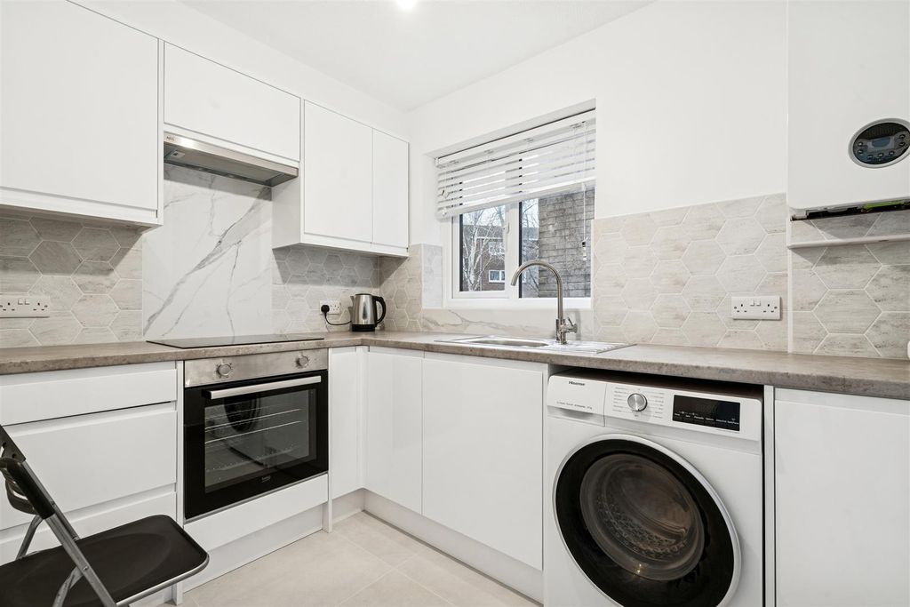 Property photo 1 of 8 Hogarth Crescent, Colliers Wood Kitchen
