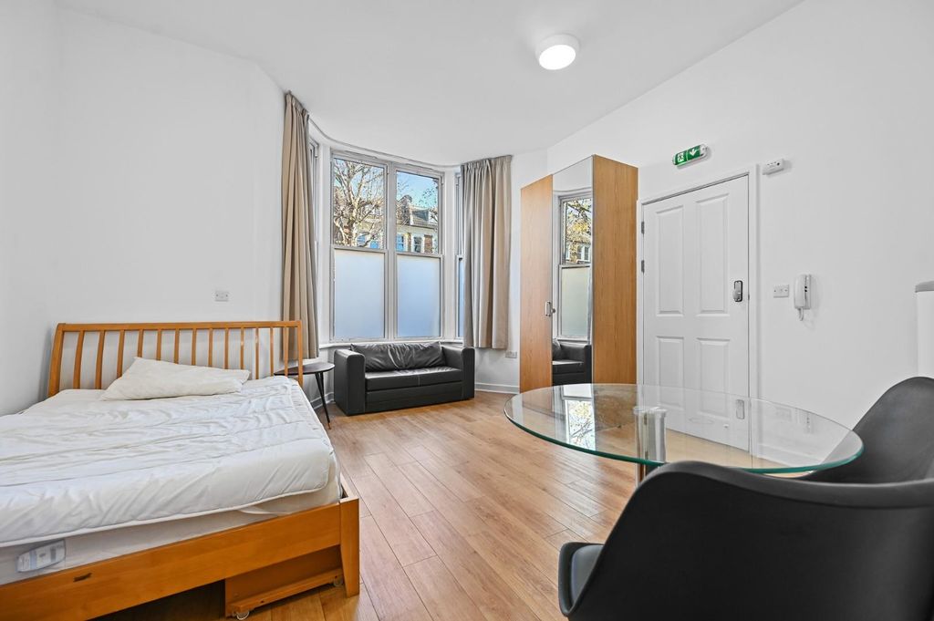 Property photo 1 of 4 Fb - Flat Shepherds Bush Road - 7 (1).Jpg
