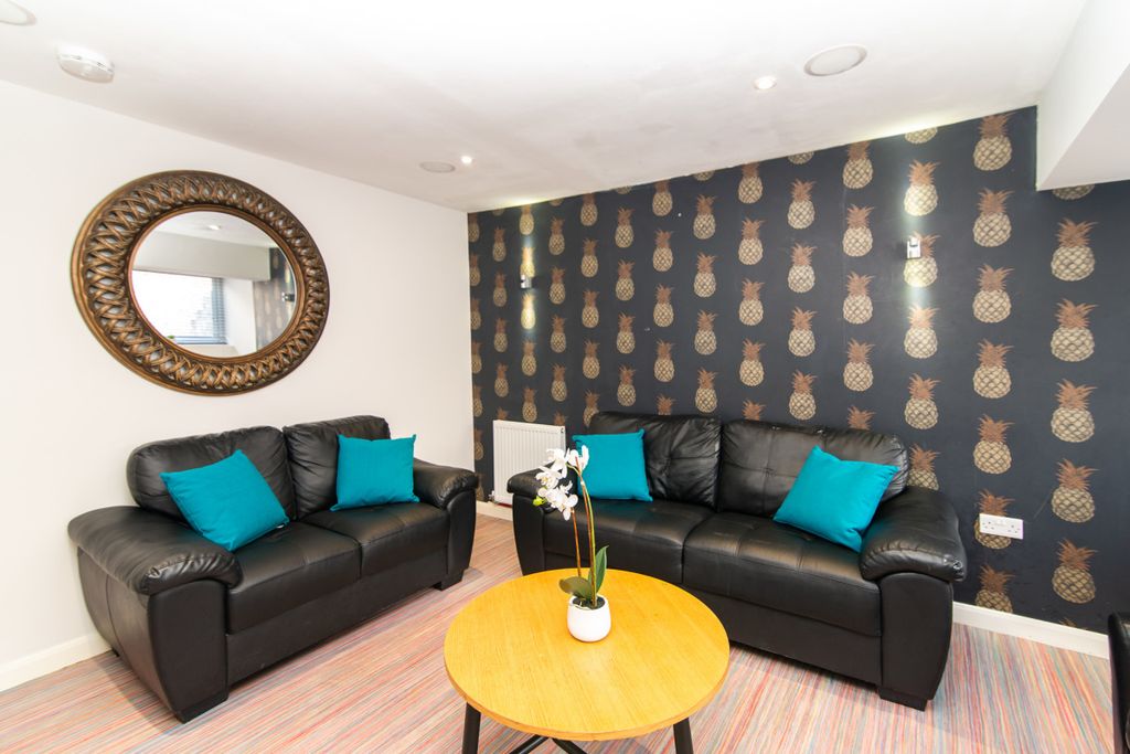 Property photo 1 of 20 7 Queen Anne Living Room 2