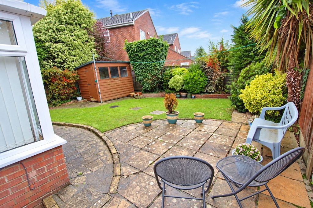 Property photo 3 of 17 Purley Way 21 - Garden 1