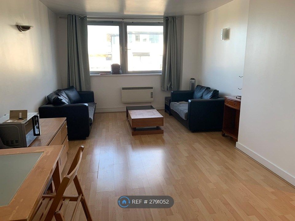 Property photo 3 of 11 Living Room