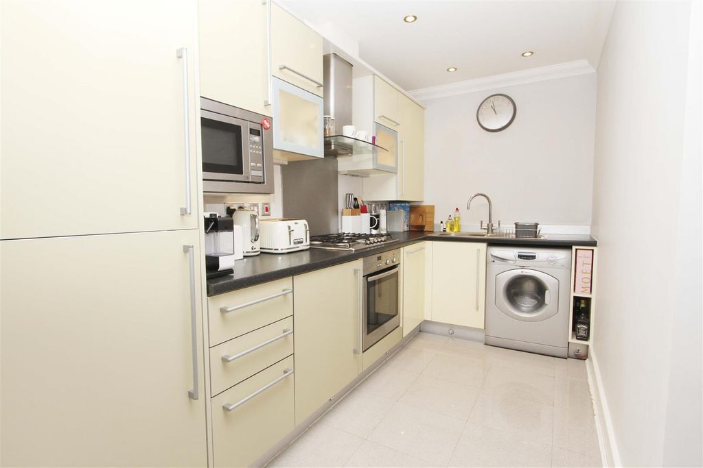 Property photo 3 of 8 Kitchen