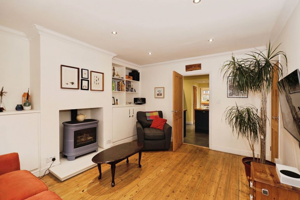 Property photo 3 of 18 Lounge