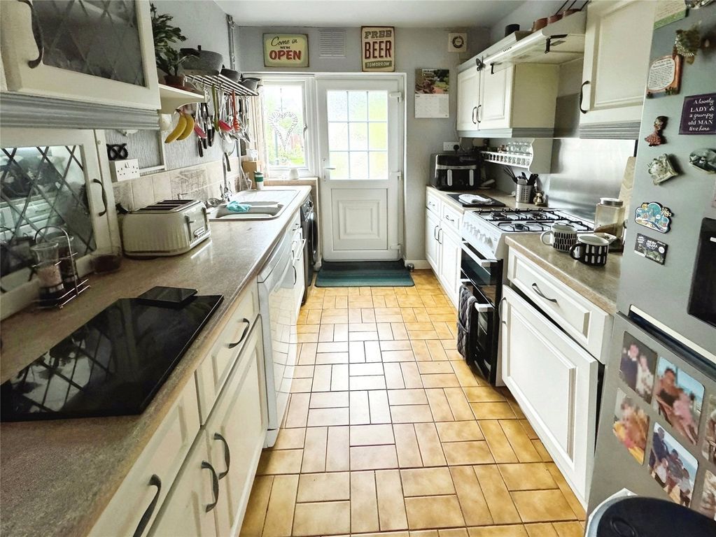 Property photo 3 of 9 Kitchen