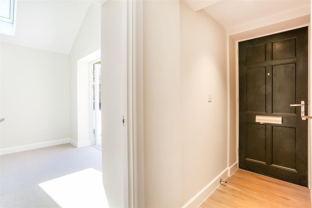 Property photo 3 of 10 1469541018 - 3 Bluebird House, High Steet, Kt173.J