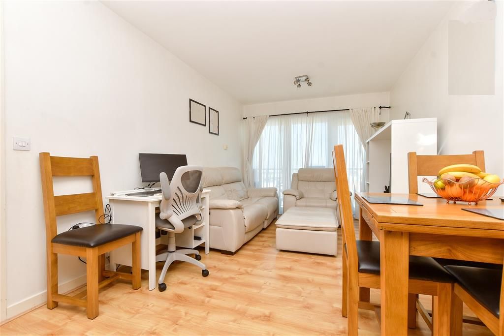 Property photo 3 of 10 Living Room/Kitchen