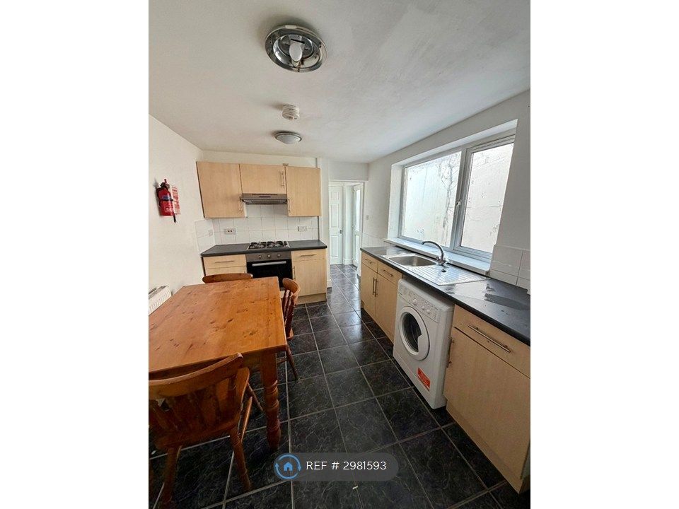 Property photo 1 of 7 Kitchen