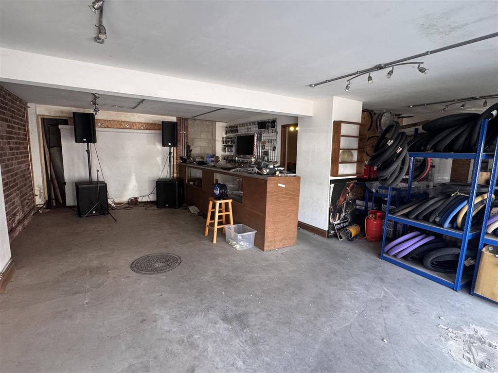 Property photo 2 of 11