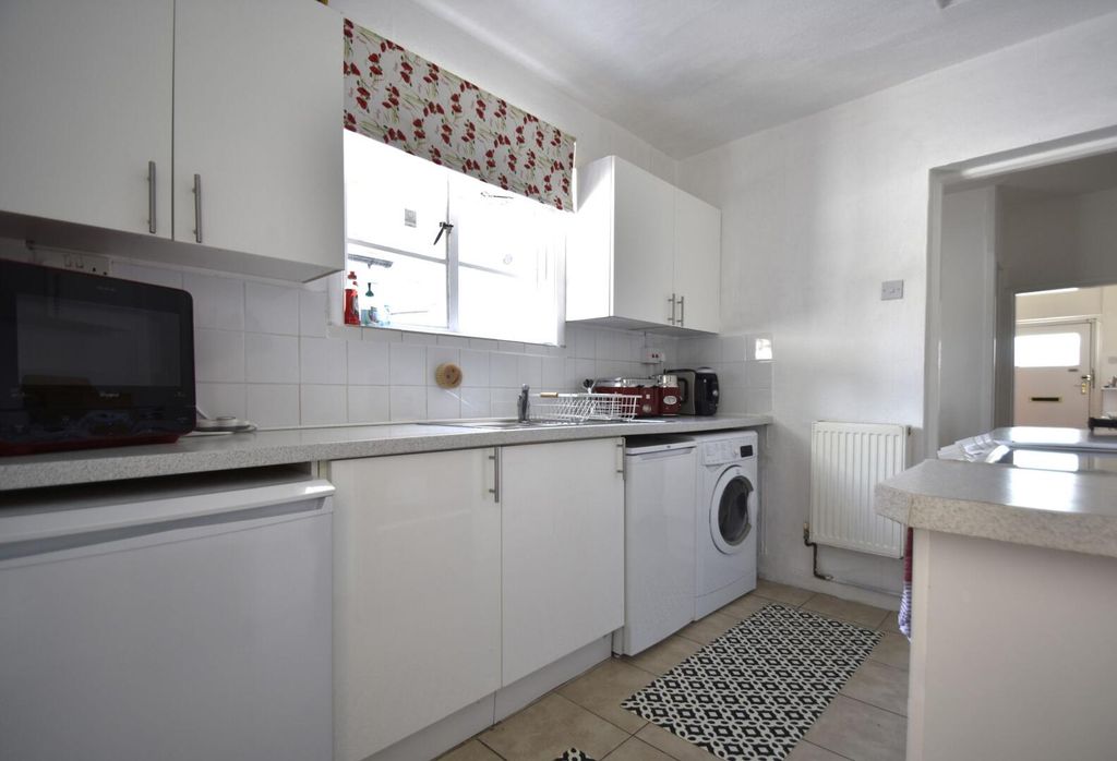 Property photo 2 of 8 Kitchen