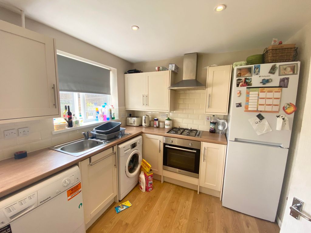 Property photo 3 of 10 Kitchen