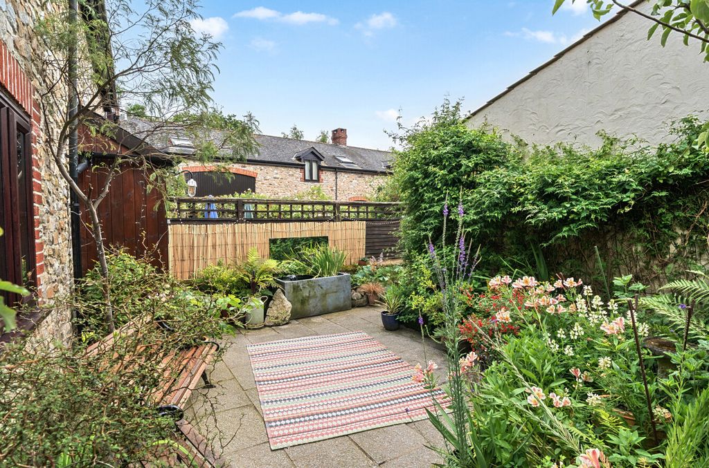 Property photo 2 of 22 Garden