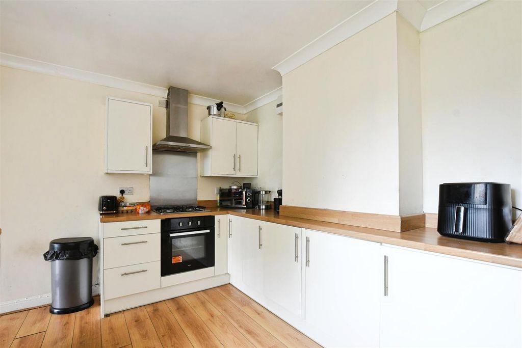 Property photo 2 of 14 Fitted Kitchen