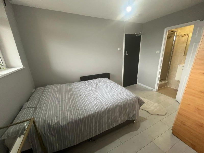 Property photo 2 of 13 Ensuite 2- £950 Available 01/07/2026