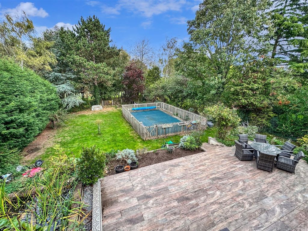 Property photo 2 of 29 Generous Garden With Swimming Pool 060