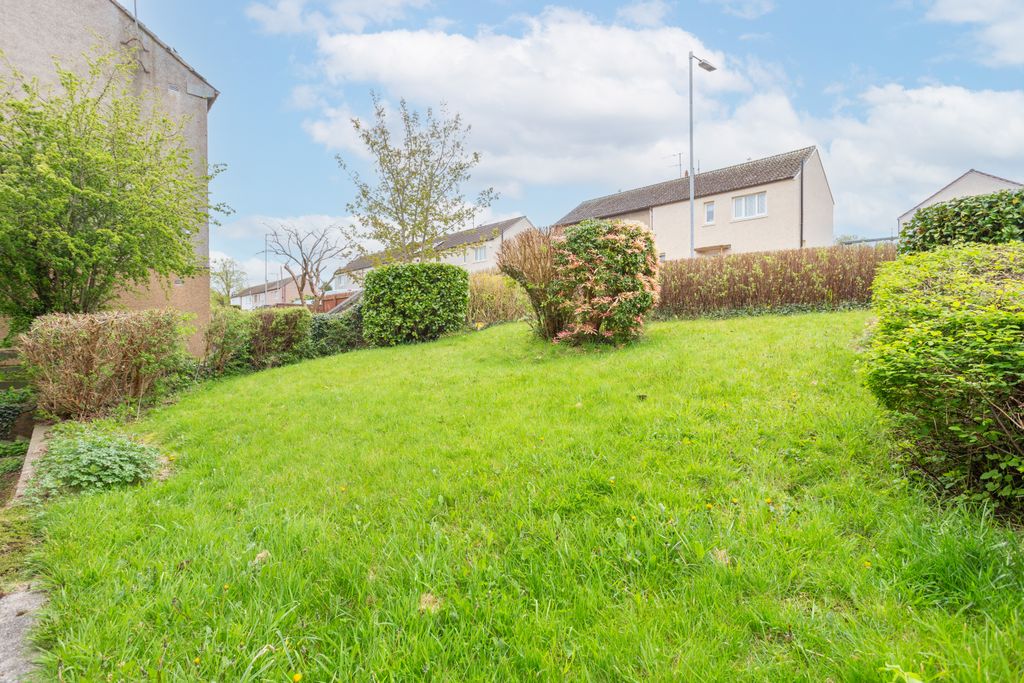 Property photo 2 of 25 Front Garden 21