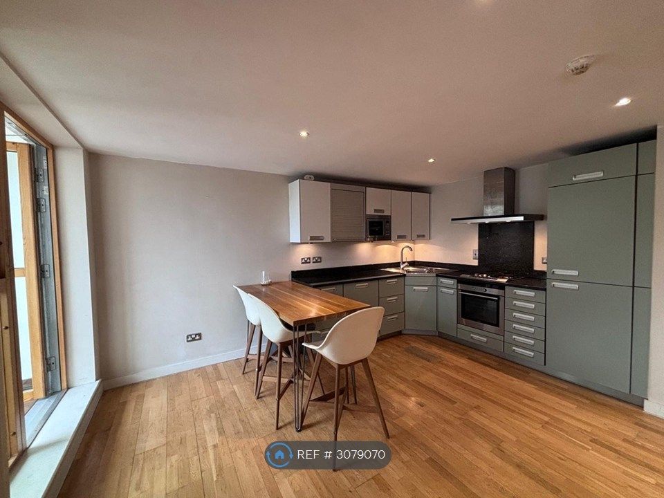 Property photo 3 of 11 Integrated Kitchen &amp; Solid Oak Breakfast Bar