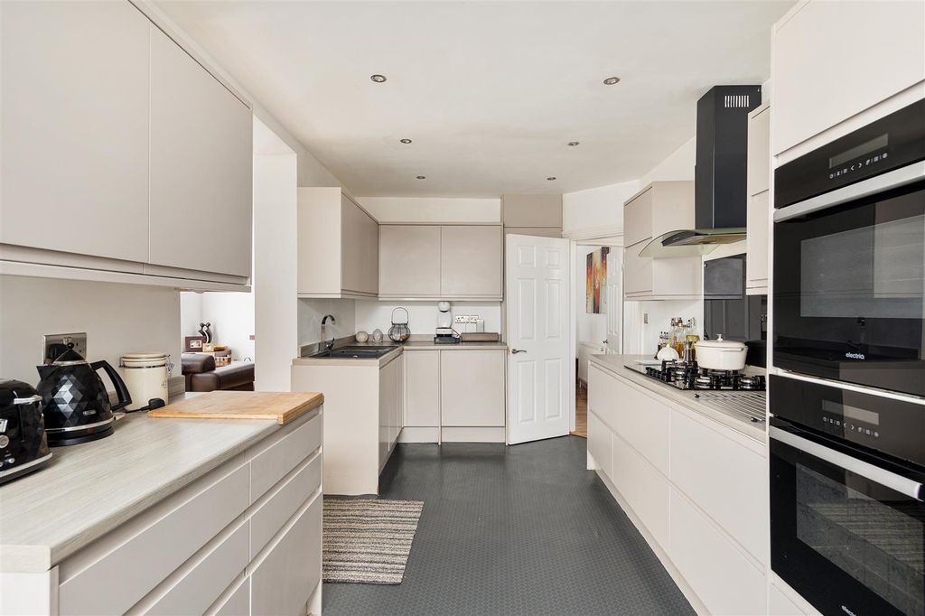 Property photo 3 of 23 Chingford Avenue E4