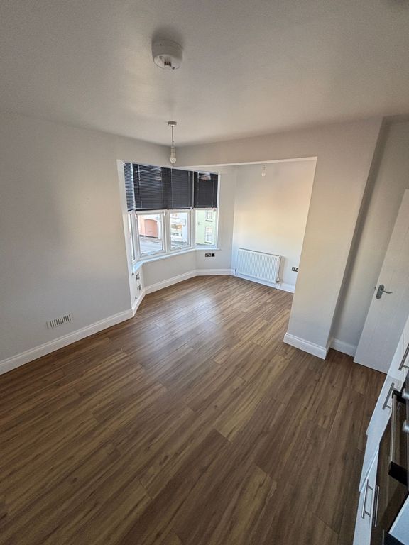 Property photo 3 of 7 Living Space