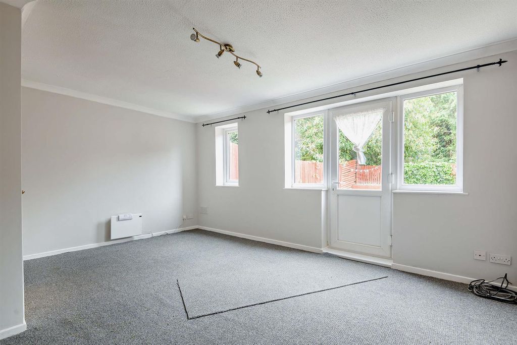 Property photo 3 of 9 8646899-Interior08-800.Jpg