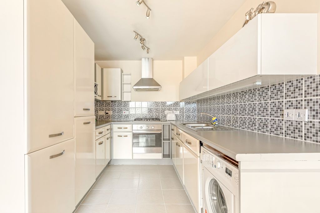 Property photo 3 of 10 Kitchen