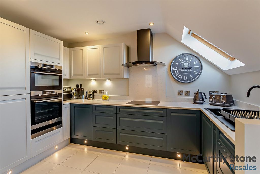 Property photo 3 of 27 8684365-Interior17-800.Jpg