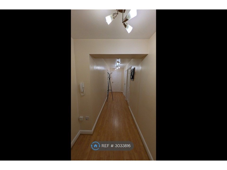 Property photo 1 of 9 Hallway / Entrance