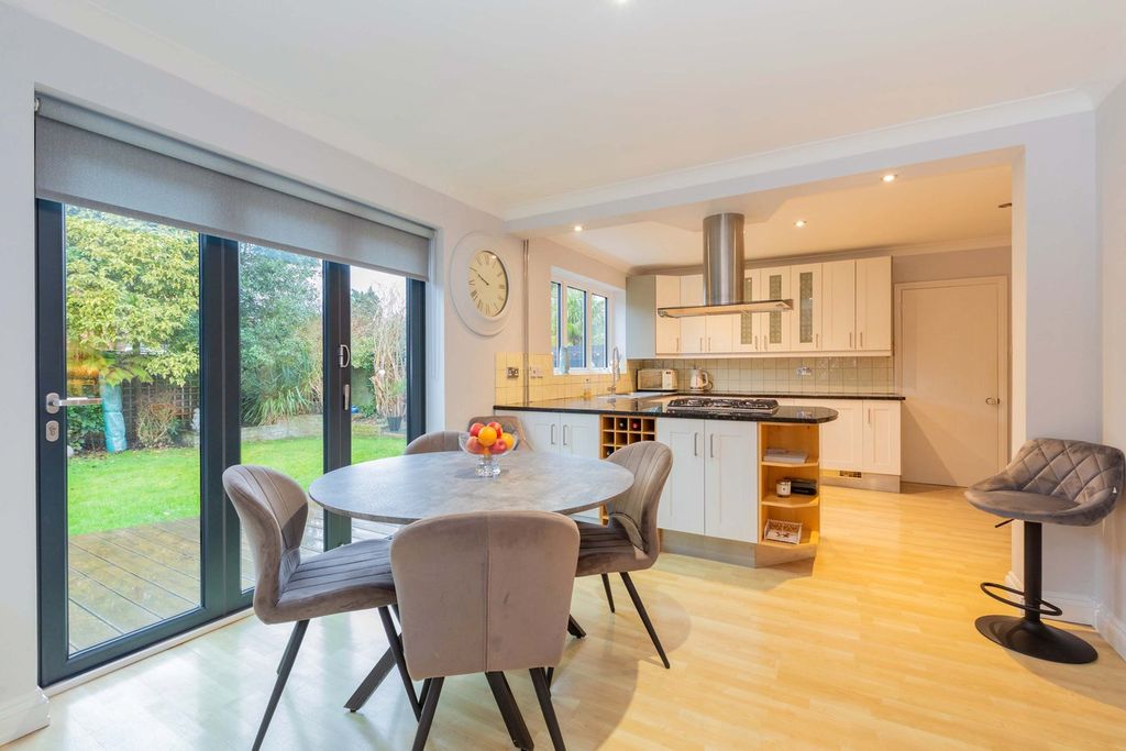 Property photo 2 of 26