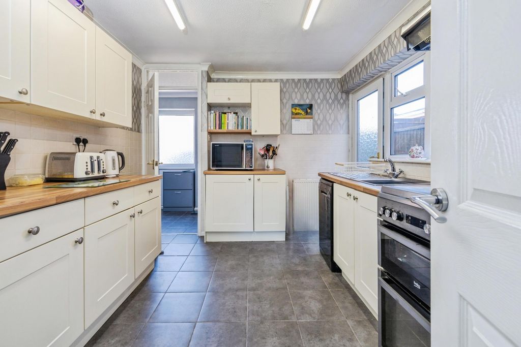 Property photo 1 of 17 Kitchen