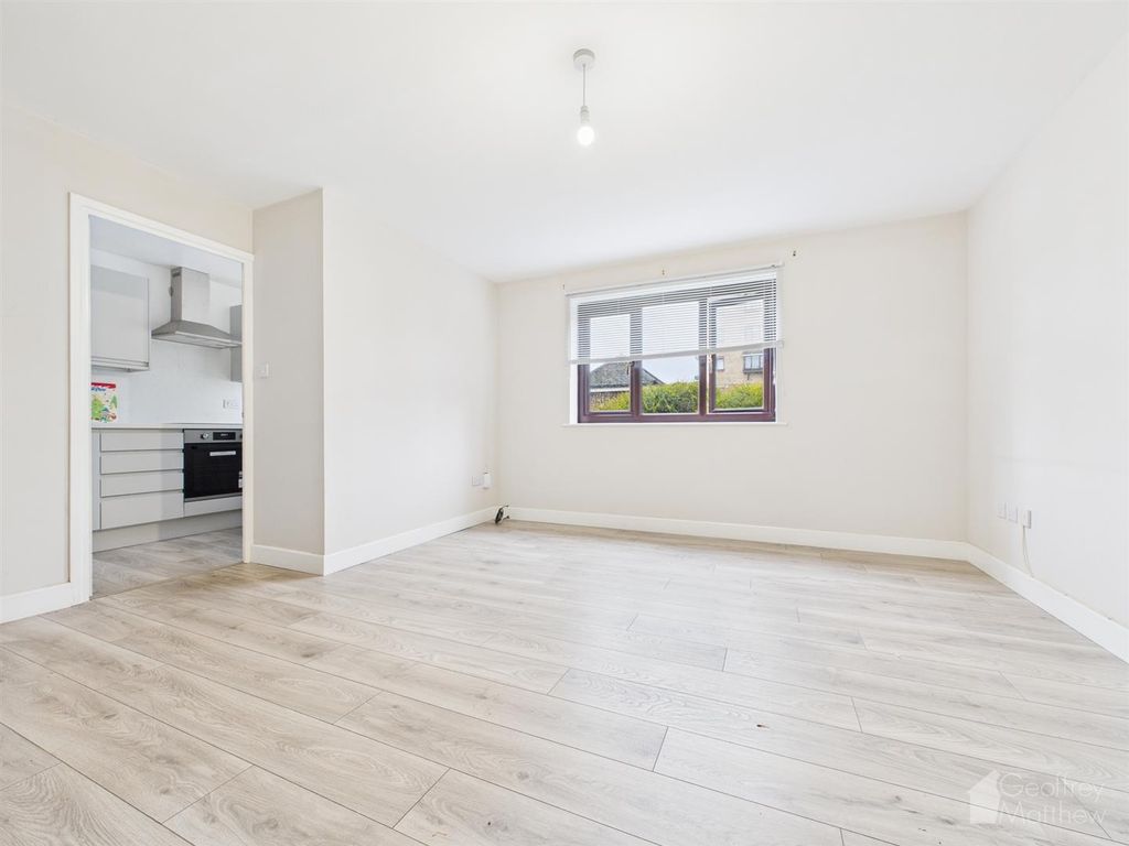 Property photo 3 of 11 Cam02365G0-Pr0390-Still007.Jpg