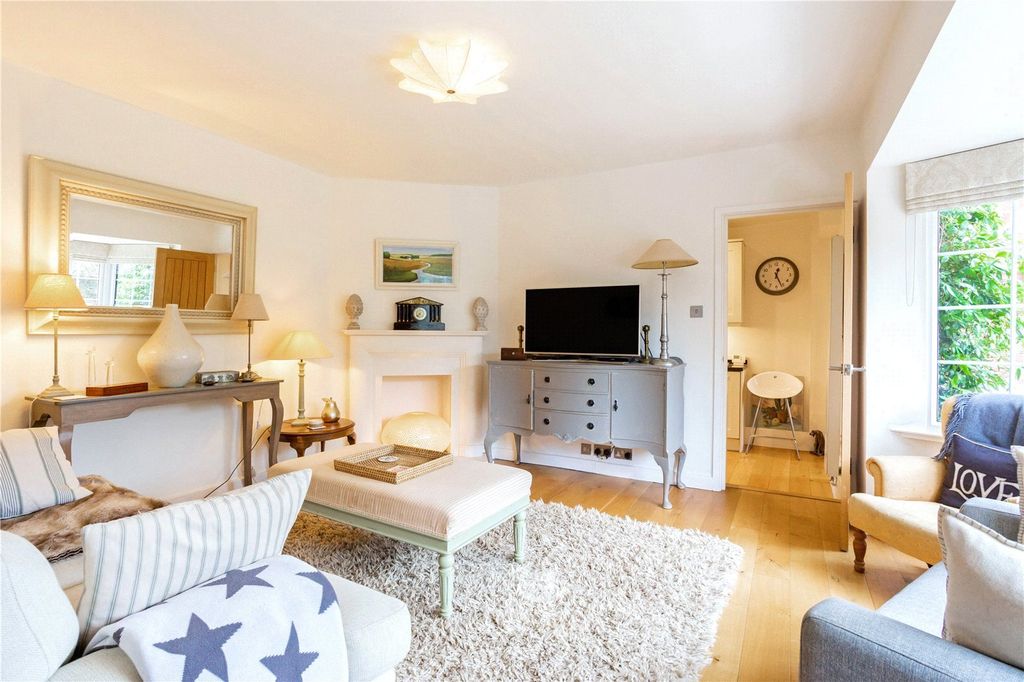 Property photo 2 of 18 Sitting Room