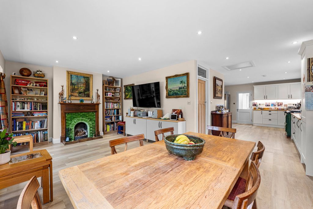 Property photo 2 of 35