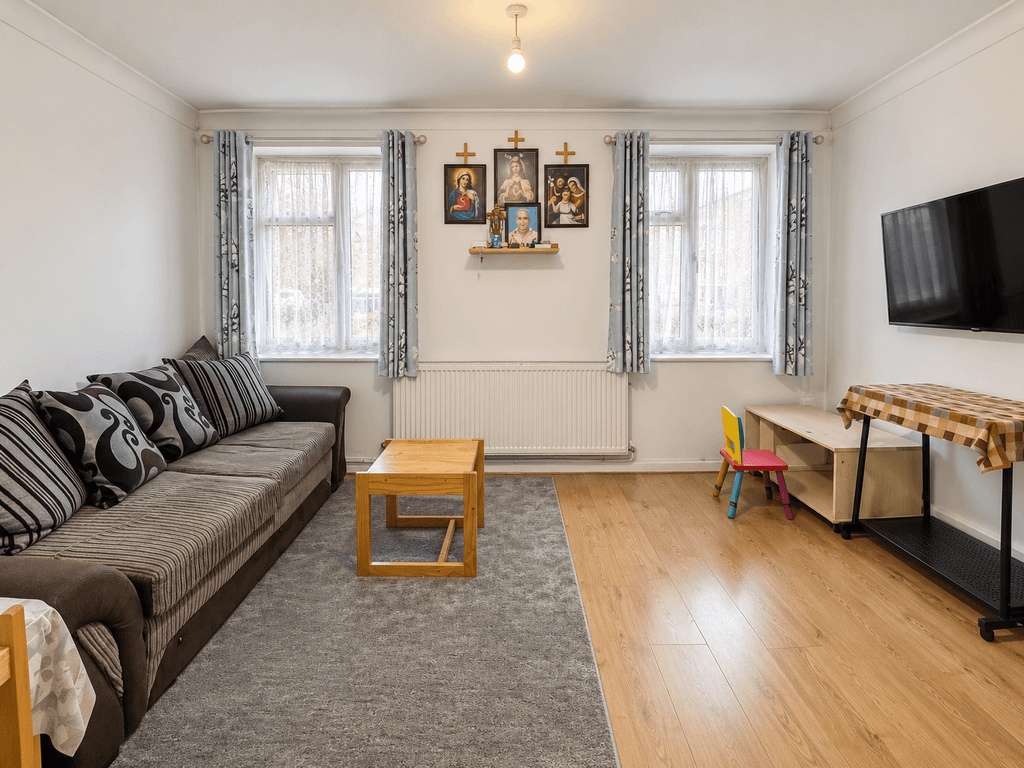 Property photo 1 of 11 2 Bedroom Flat For Rent