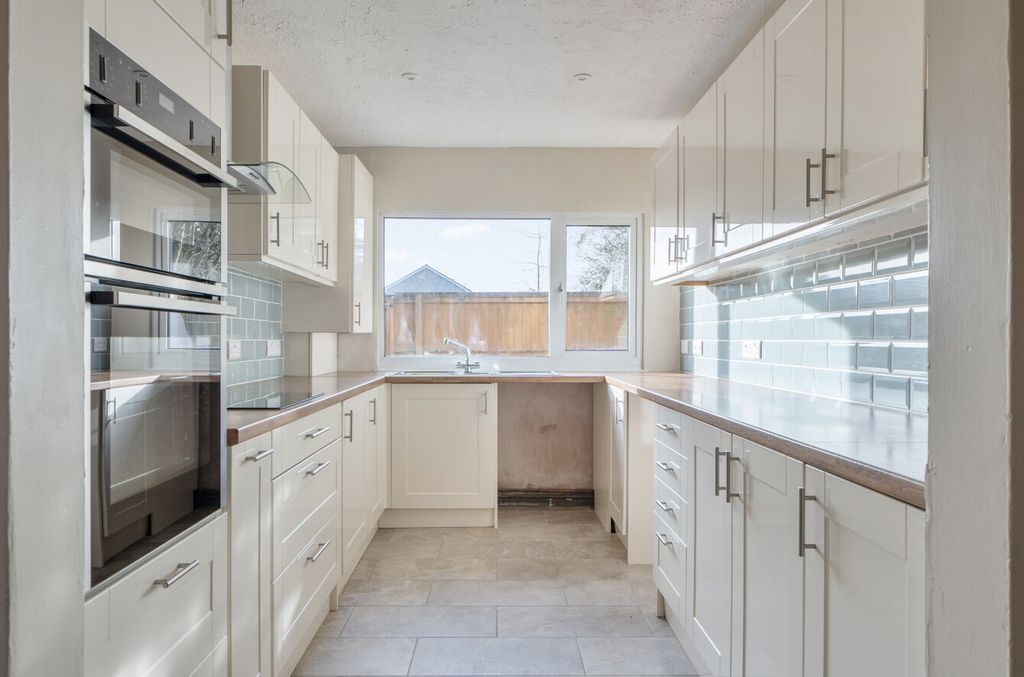 Property photo 3 of 16 1415756-16-698Efc...