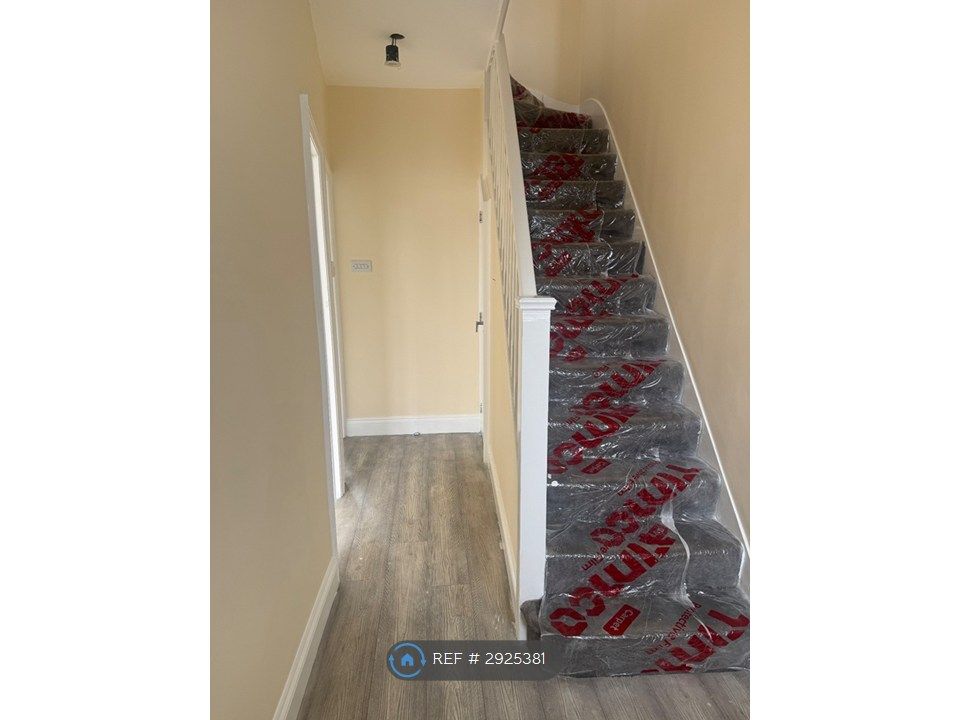Property photo 2 of 10 Hallway