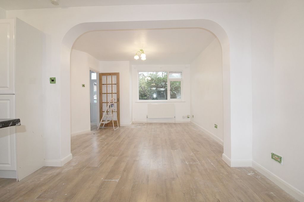 Property photo 1 of 4 Through Lounge