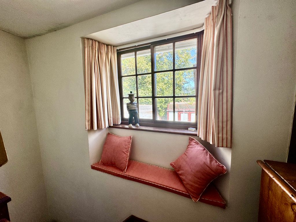 Property photo 1 of 12 Window Seat