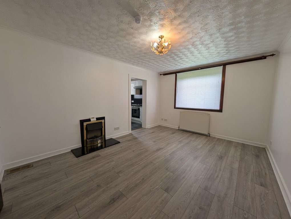 Property photo 1 of 7 Living Room